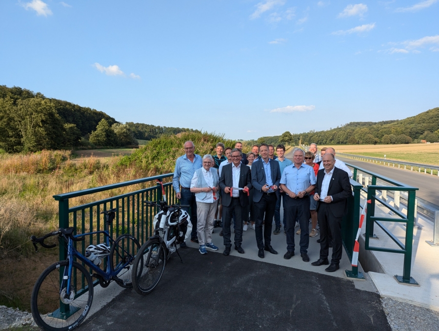 Große Freude bei allen Beteiligten: Das obligatorische Band schnitten Landrat Christoph Rüther, Bernhard Brand (Bezirksregierung Detmold), Altenbekens Bürgermeister Matthias Möllers, Paderborners Bürgermeister Michael Dreier, Dahls Ortsvorsteherin Marie-Luise Reinicke und Schwaneys Ortsvorsteher Hermann Striewe (Kreistagsmitglied und Vorsitzender des Ausschusses für Wirtschaft, Bau und Verkehr; vorne, v.l.) durch. © Kreis Paderborn